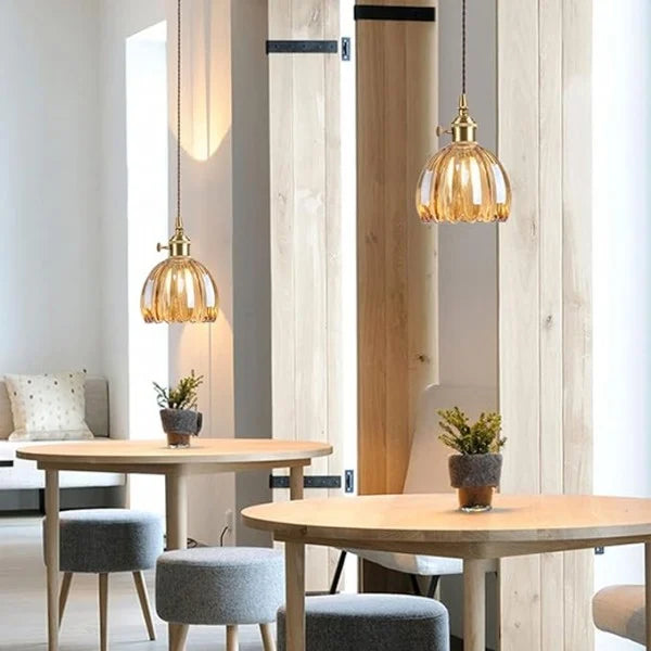 Pendelleuchte mit bernsteinfarbenem Glasschirm