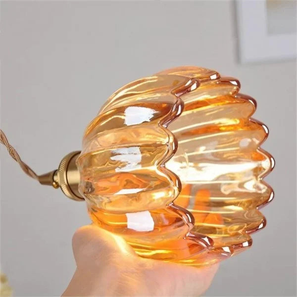 Pendelleuchte mit bernsteinfarbenem Glasschirm