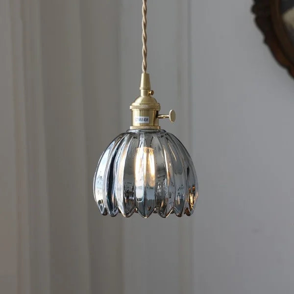 Pendelleuchte mit bernsteinfarbenem Glasschirm