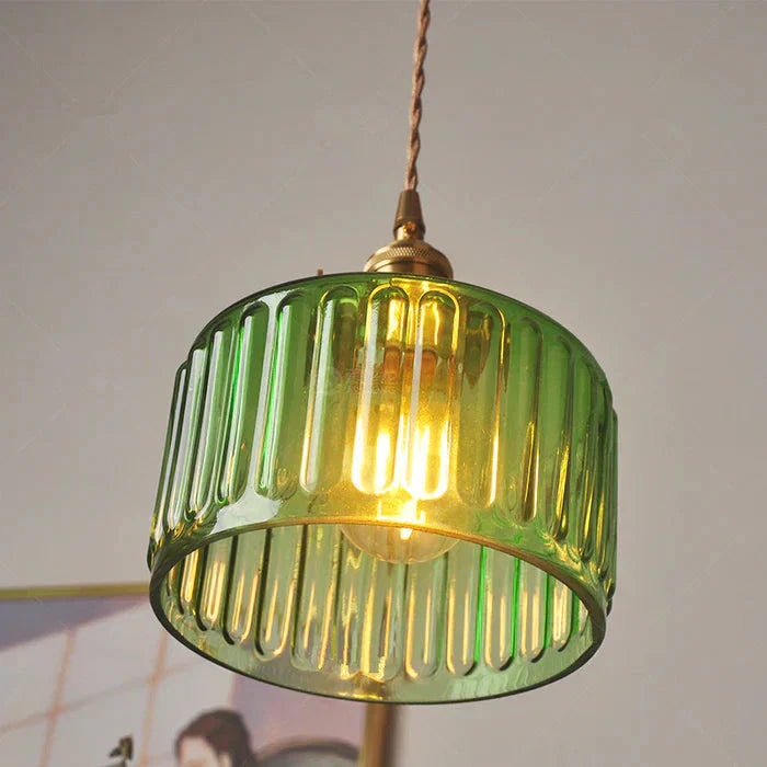 Pendelleuchte aus geripptem Glas