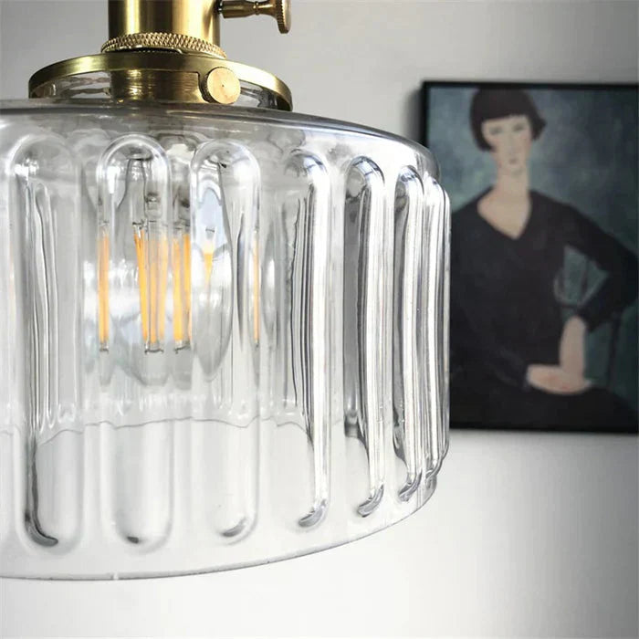Pendelleuchte aus geripptem Glas