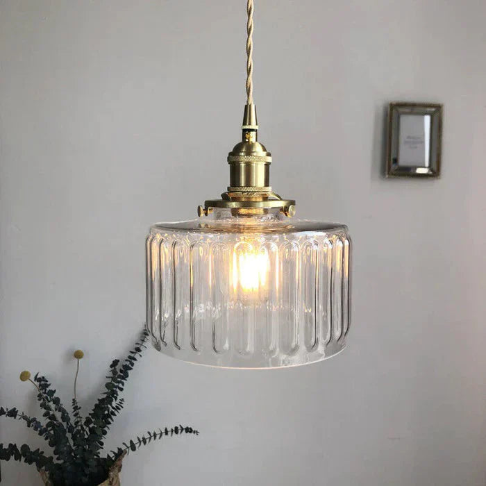 Pendelleuchte aus geripptem Glas