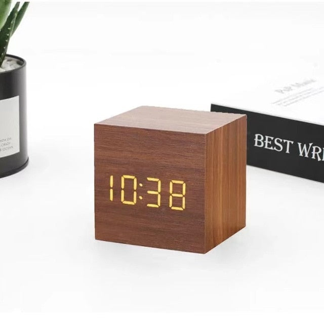Digitaler Wecker mit LED-Anzeige
