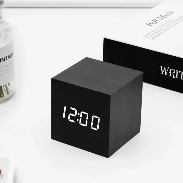 Digitaler Wecker mit LED-Anzeige