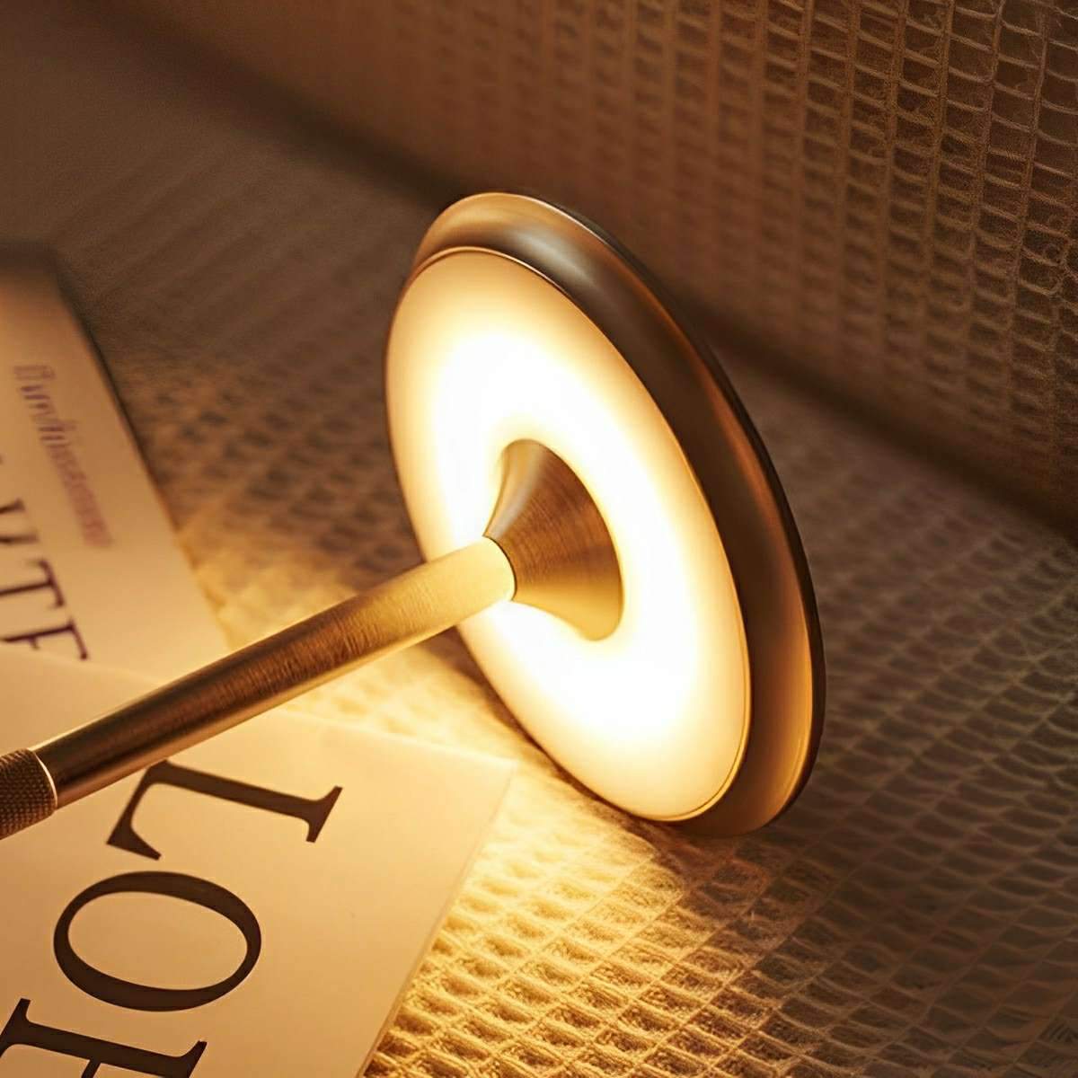 Tischlampe in Hantel Form mit LED und USB