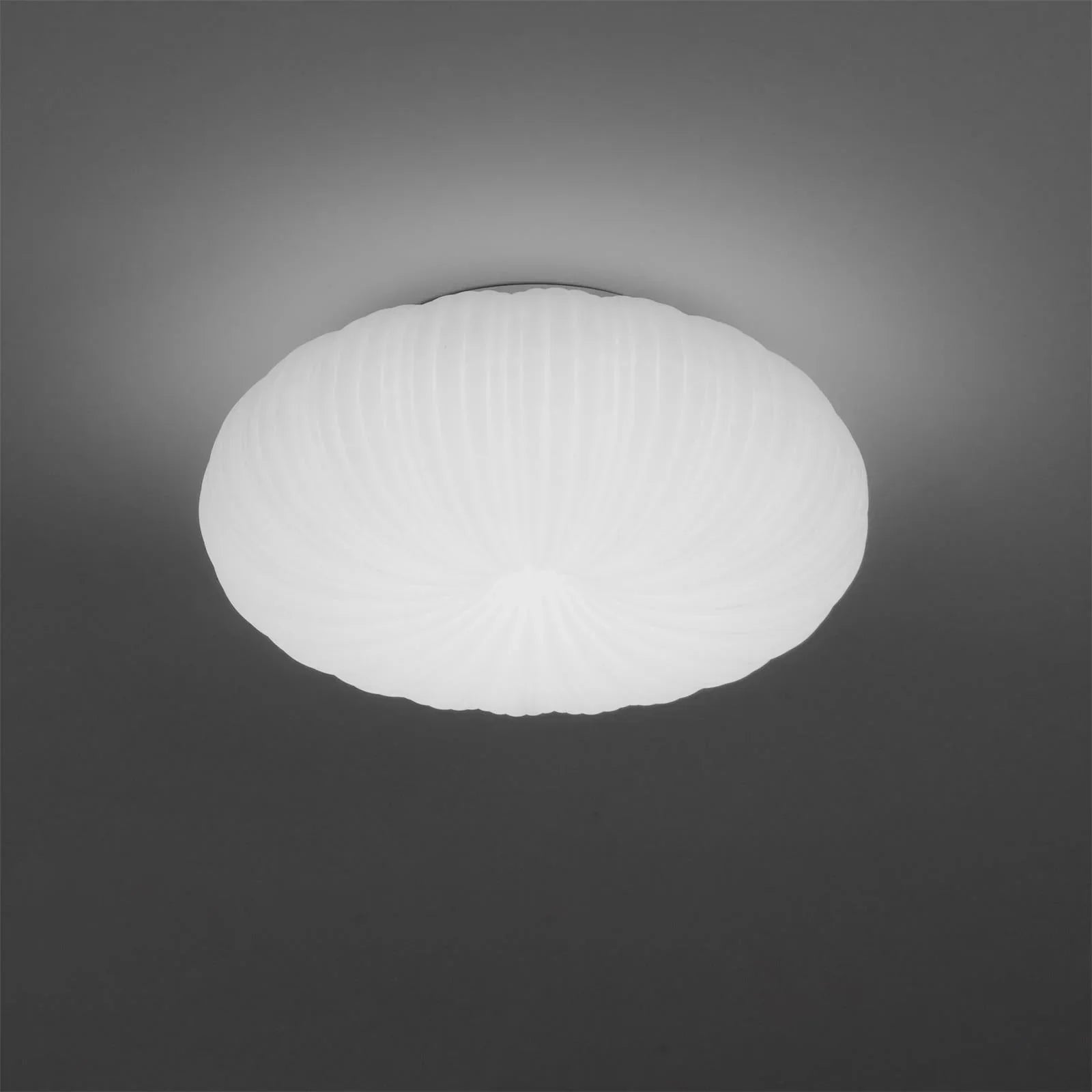 Kuppelförmige Deckenleuchte mit LED